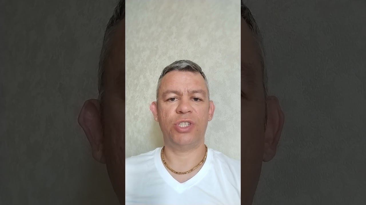 Тыльная сторона ладони. Указательный палец левой руки. Первая фаланга.