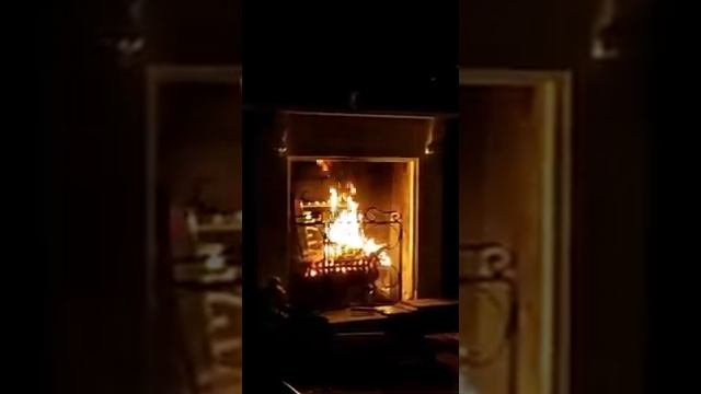РЕЛАКС!  МЕРЦАНИЕ КАМИНА СОЗДАЁТ ВОЛШЕБНУЮ АТМОСФЕРУ.