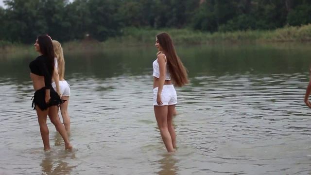 ИДЁТ ДЕВЧОНКА!