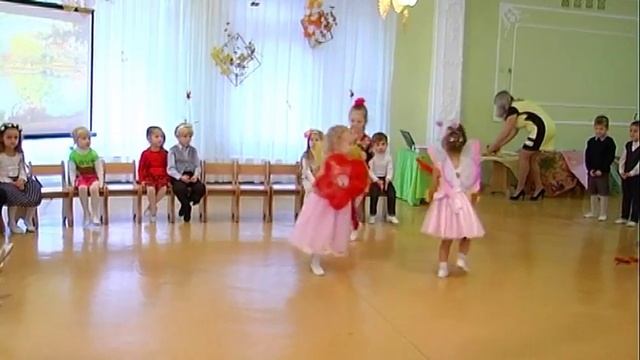 Красивый  танец с цветами на празднике ОСЕНИ в детском саду (группа  среднего возраста)