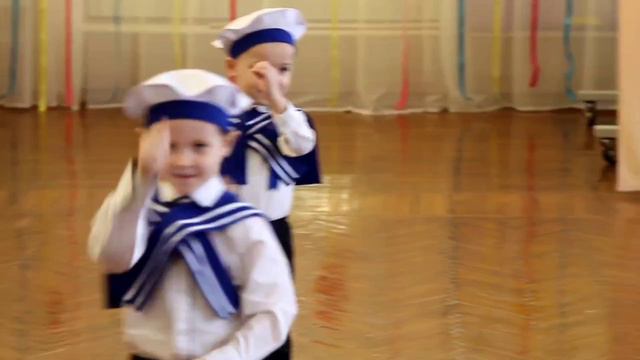 Матросский танец мальчиков на 8 Марта "Бескозырка белая" средняя группа ДОУ 2024 год