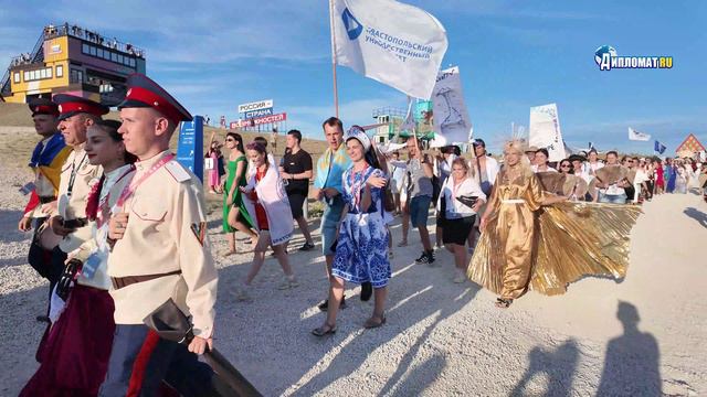 Арт-шествие «Россия семья семей!» на «Тавриде.АРТ» объединило 3800 человек