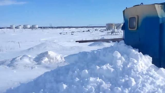 Тепловоз чистит снег