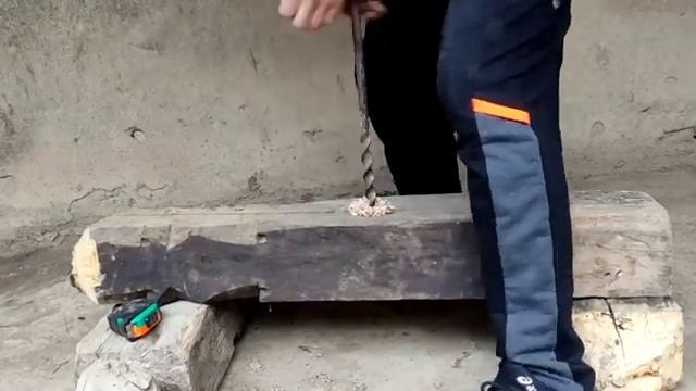 Старый метод бурения вручную из дерева