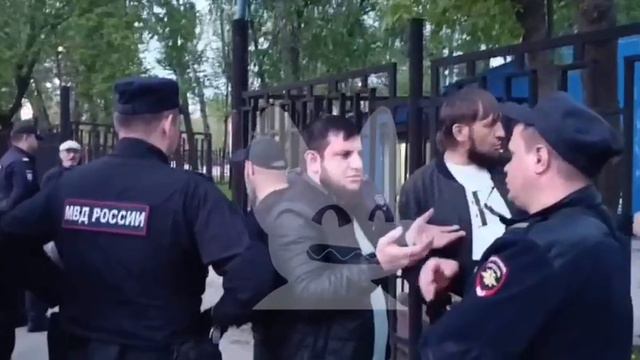 Чеченцы пытаются достать девушку из полицейского участка Москвы