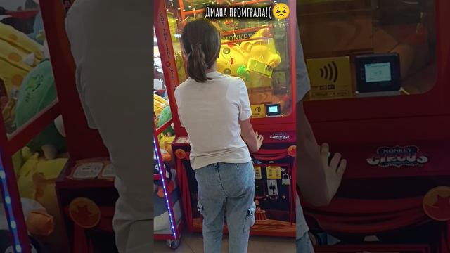 дочка играет в автоматы
