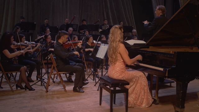 Schumann Piano Concerto: Svetlana Smolina and Vratsa Symphony Orchestra