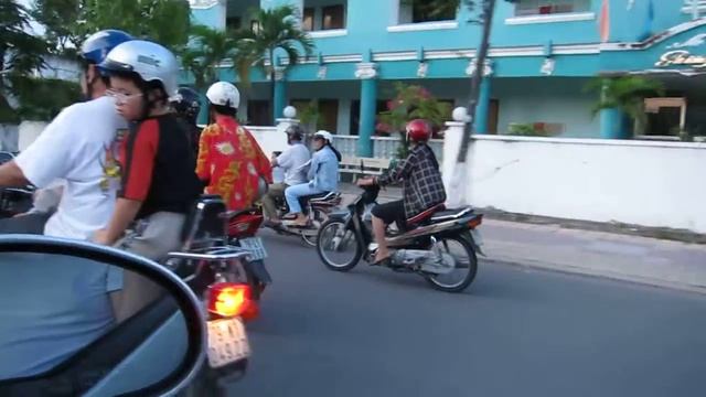 Движение в Нячанге в будний день Nha Trang road traffic