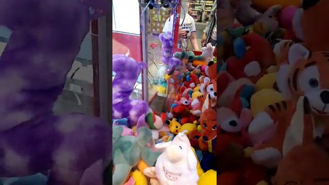 Играем в хватайку. Новая игрушка среди тех, которые уже были.
