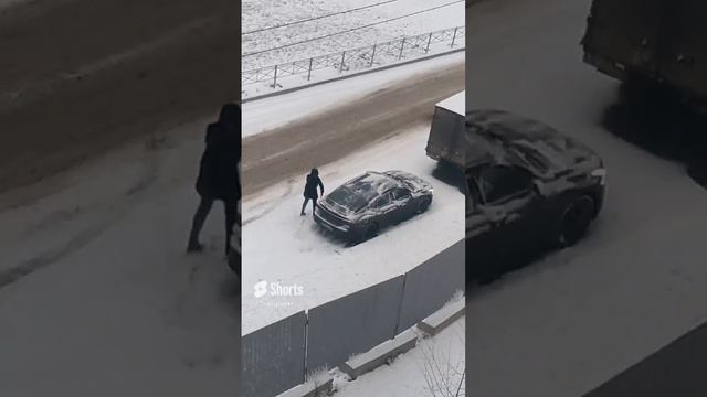 Девушка чистит машину от снега #shorts #машины #car