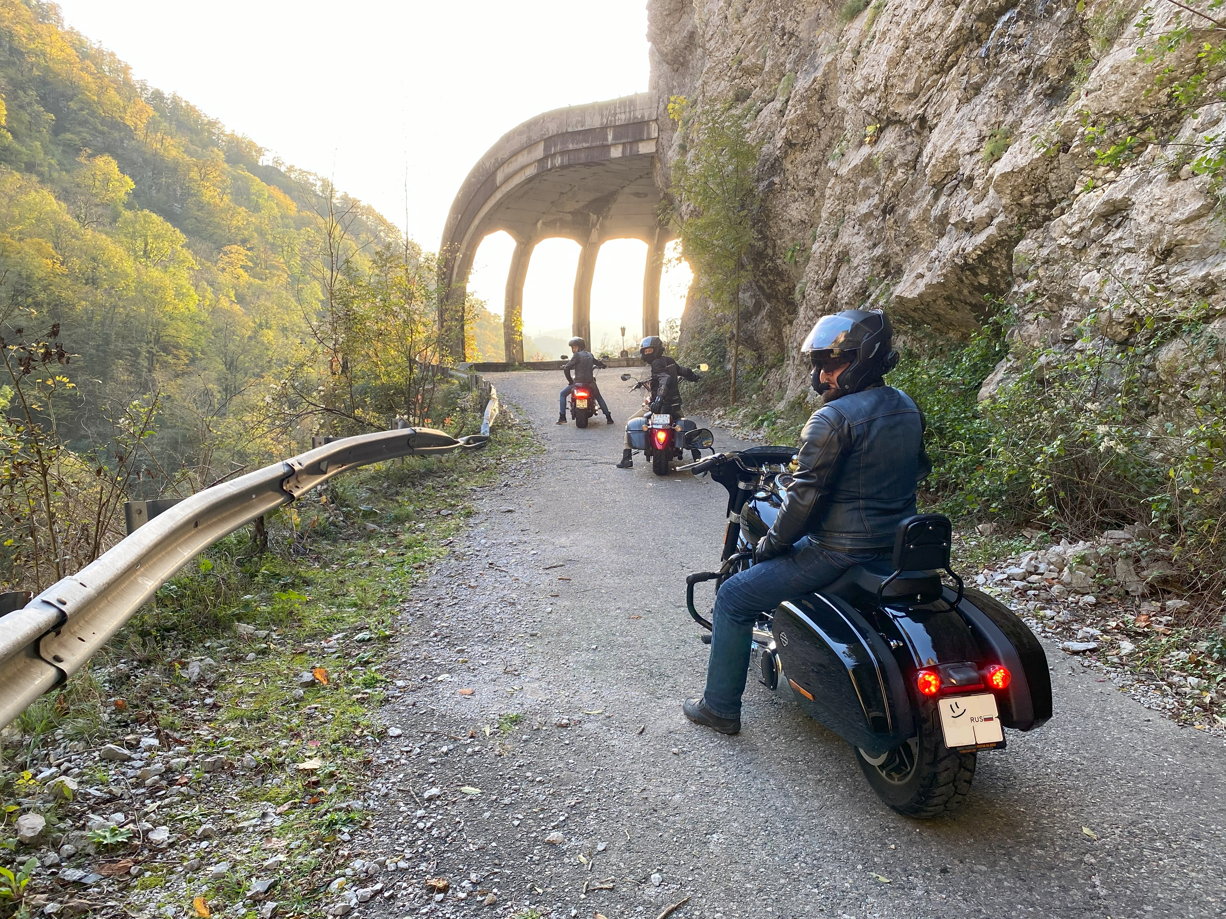 Езда на мотоцикле в Сочи . Старая дорога на Красную Поляну. Motorcycle ride along serpentines .