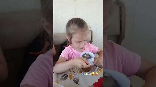 Суп из кружек! Такие все "довольные"!???