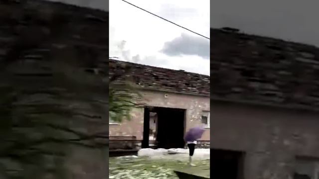Разбитые крыши домов после града в городе Жупанья Хорватия