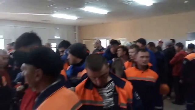 20.05.2017 Строительство Керченского моста!, очередь на ужин перед ночной сменой, я даже устал