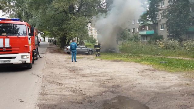 Тушение горящей машины во дворе Кривова 57 г. Ярославль