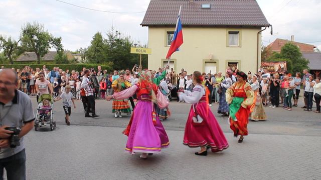 Фольклорный ансамбль "Молвинец" финальное шествие по городу Брусы.