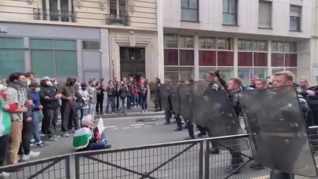 Французская полиция атакует студентов университета Сорбонна в Париже, вышедших на протест
