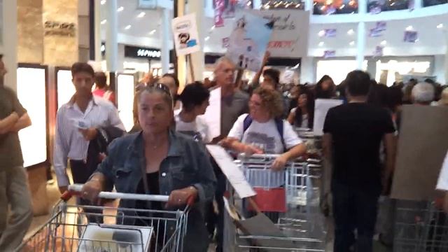 DOMENICA NO GRAZIE Manifestazione 7 Ottobre. Incursione nel Centro Commerciale I Gigli Firenze