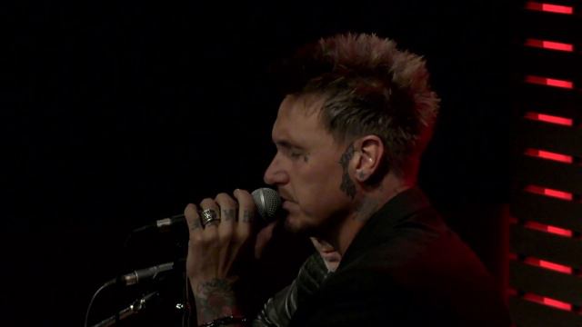 Papa Roach - Leave A Light On (Talk Away The Dark) (Живой, Акустический трек)