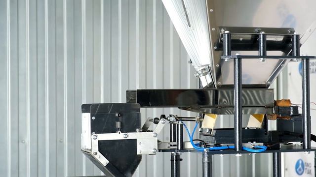 Серийный станок автомат для упаковки в пакеты Саше. На видео: работа весоизмерительного ковша.