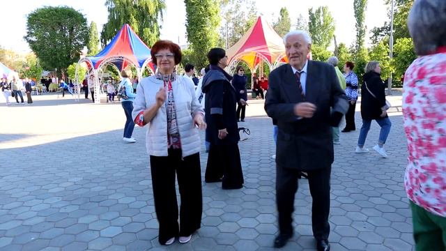 Танцевальный вечер в парке "Тополя" прошел 19 мая