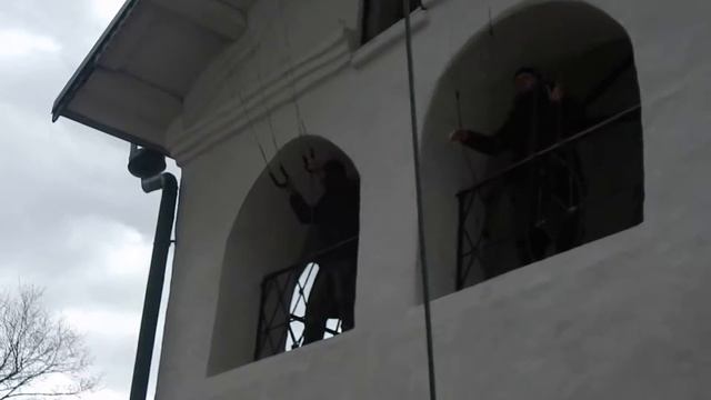 Звон колоколов  г.  Печоры ... монастырь ..
