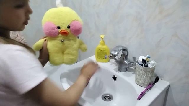 Это моя уточка Милка Сегодня у нас были спа-процедуры и мы показали как мы провели вечер с уточкой