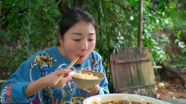 “牛奶麻辣燙”超爽吃播，有蝦有肉豪橫做法，還原路邊麻辣燙味道【市民朱小雨】