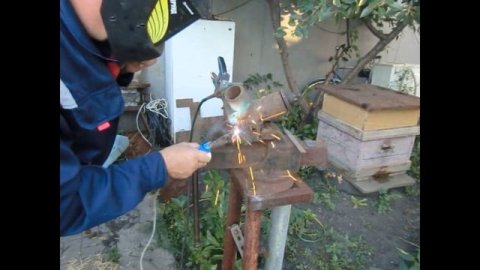 ? ? Как открутить заржавевшую гайку болт с помощью нагрева электросваркой,простой способ.