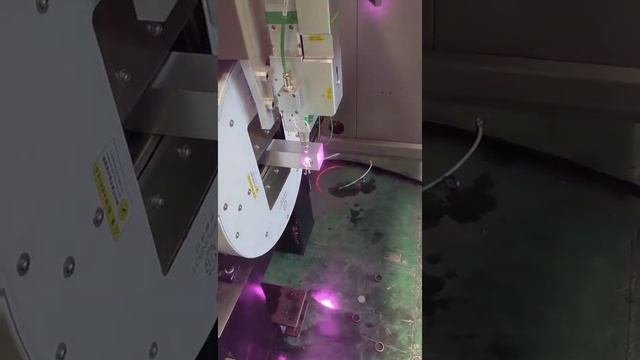Аппарат лазерной резки 1500 Вт профильная труба алюминий.mp4