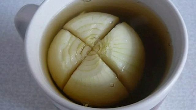 Киньте лук в чай и посмотрите,что произойдет!!!