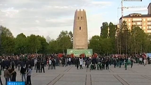 Шествием, скачками и большим концертом Адыгея отметила День государственного флага