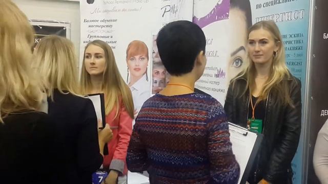 Елена Нечаева оценивает конкурсную работу
