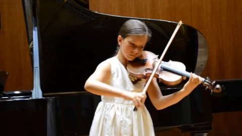 Sophie Branson plays J.S. Bach Sarabande from Partita No. 2 in D minor, BWV 1004