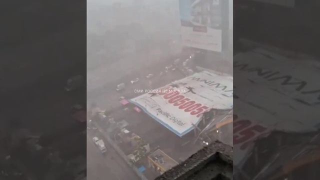 54 человека пострадали из-за упавшего на них огромного рекламного щита в Мумбаи Индия