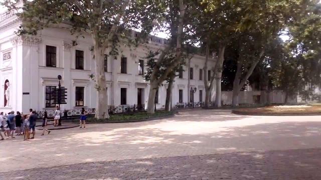 Творчиские личности, это прекрасно, нравится их слушать и видеть