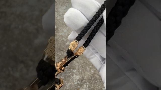 Лаконичный крест на шнуре из цельного камня агат в сочетании с красным золотом
