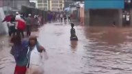 мощное наводнение бушует в Кении-пострадало более сотни тысяч жителей