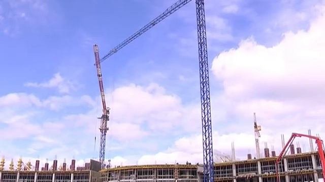 Рабочий упал на бетонные блоки со штырями