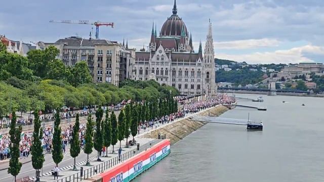 Венгрия - Продолжение.  Мост между  БУДА и Пестом. Добровольное выступление людец.