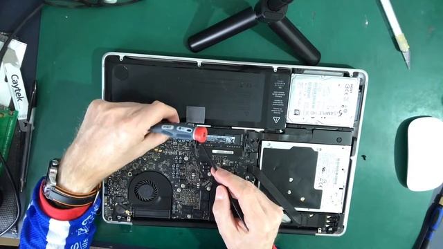MacBook Pro 15" A1286 Battery Replacement - Pre Retina