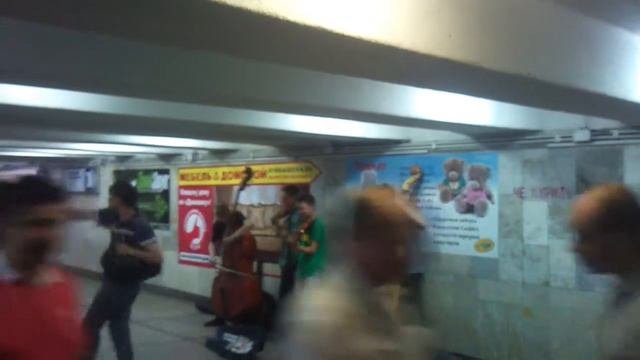 Парни играют в минском метро. Dancing In The Minsk Metro.