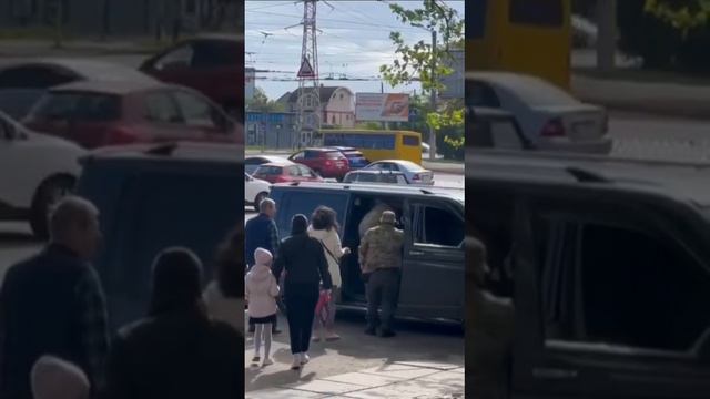 ⚡️Военкомы в Одессе пытались силой затолкать мужчину в машину и увезти, пишут в местных группах.