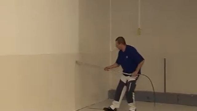 Покраска стен с применением аксессуаров