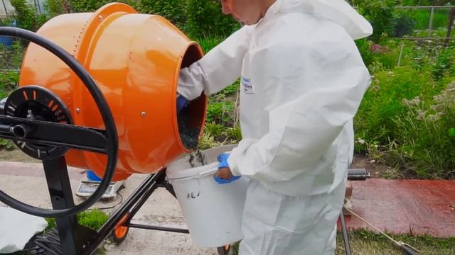 Укладка покрытия из резиновой крошки на даче