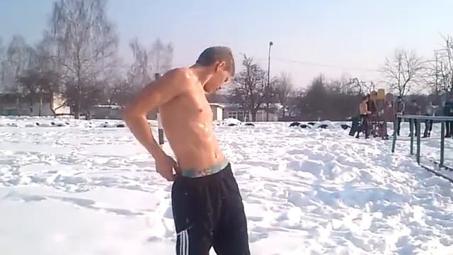 Глеб в снегу купается
