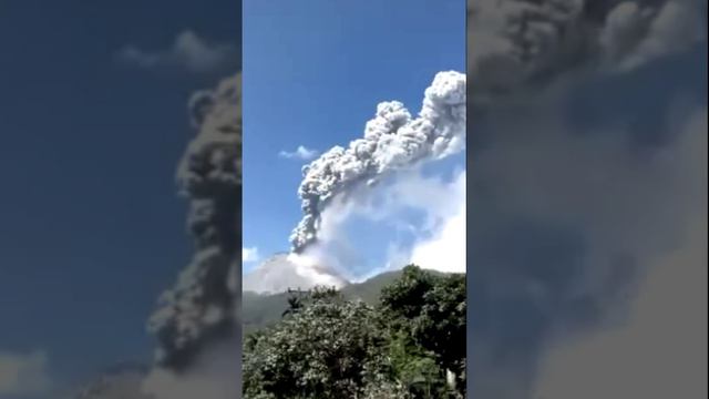 Извержение вулкана Левотоби в Индонезии