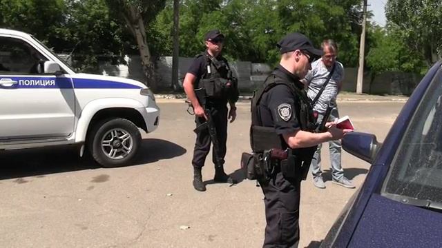 Сотрудники Сводного отряда полиции МВД РФ в ЛНР проводят патрулирование улиц Луганска