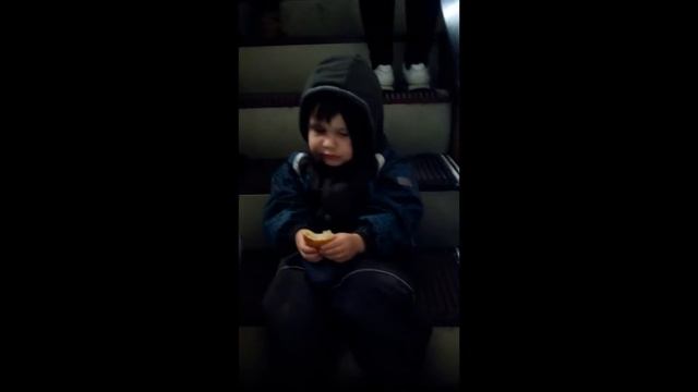 Мальчик кушает пирожок в метро и чавкает