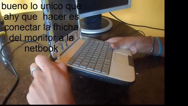 como conectar el monitor a la netbook